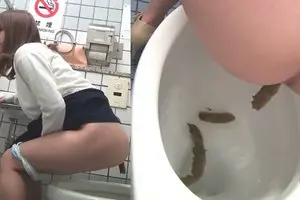 Азиатская девушка какает в общественном туалете 5
