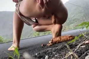 Женщина какает на дороге где-то в горах