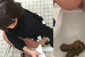 Японочка какает в туалете с двумя скрытыми камерами