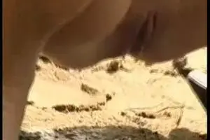 Телка поссала на песчаном берегу