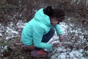 Алина какает в зимнем лесу