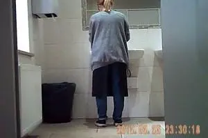 Писающая девушка снята на скрытую камеру в туалете