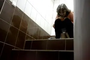 Женщину сняла скрытая камера в туалете