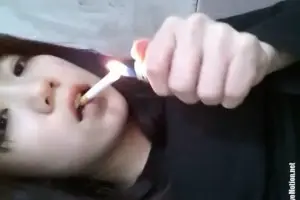 Молодая азиатка курит и какает