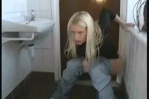 Девушка писает на пол в туалете