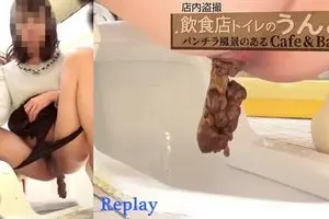 Японская девушка какает в туалете кафе